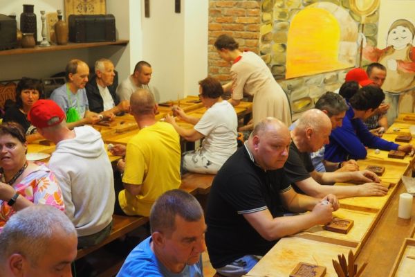 Mieszkańcy wraz z pracownikami domu w Toruniu wytwarzają pierniki.