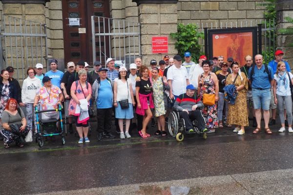 Mieszkańcy wraz z pracownikami domu w Toruniu - zdjęcie grupowe.