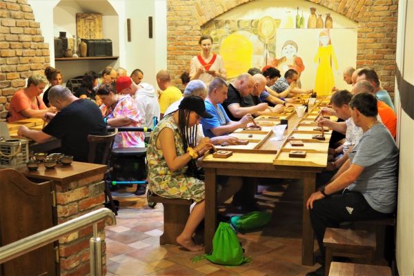 Mieszkańcy wraz z pracownikami domu w Toruniu wytwarzaja pierniki.