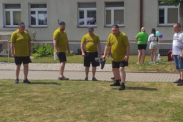 Mieszkańcy rzucaja butem na olimpiadzie sportowej w DPS w Damaszce wśród innych uczestników zawodów sportowych.