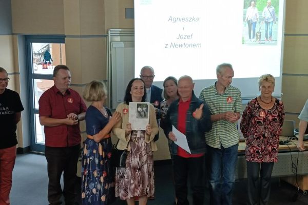 Mieszkańcy wraz z uczestnikami UTW otrzymują podziękowania na gali zakończenia projektu.