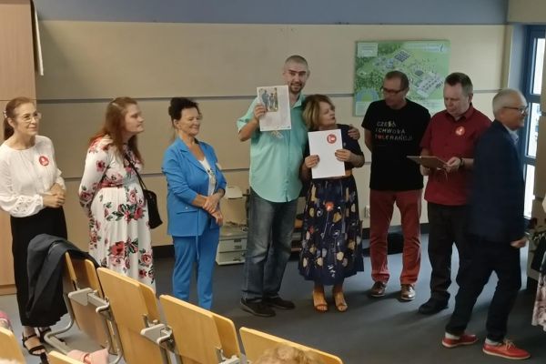 Mieszkańcy wraz z uczestnikami UTW otrzymują podziękowania na gali zakończenia projektu.