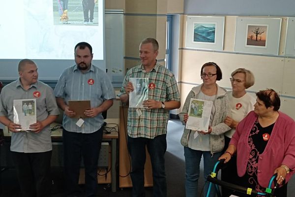 Mieszkańcy wraz z uczestnikami UTW otrzymują podziękowania na gali zakończenia projektu.