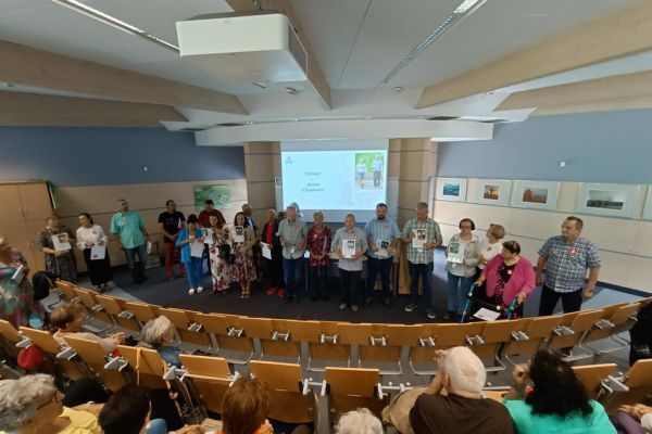 Mieszkańcy wraz z uczestnikami UTW otrzymują podziękowania na gali zakończenia projektu.