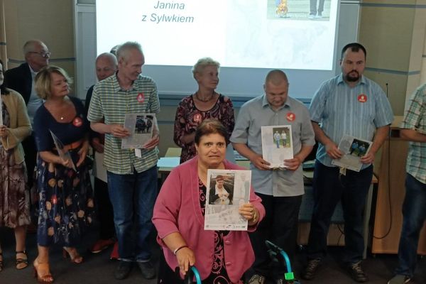 Mieszkańcy wraz z uczestnikami UTW otrzymują podziękowania na gali zakończenia projektu.
