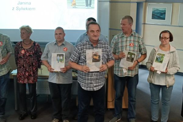 Mieszkańcy wraz z uczestnikami UTW otrzymują podziękowania na gali zakończenia projektu.