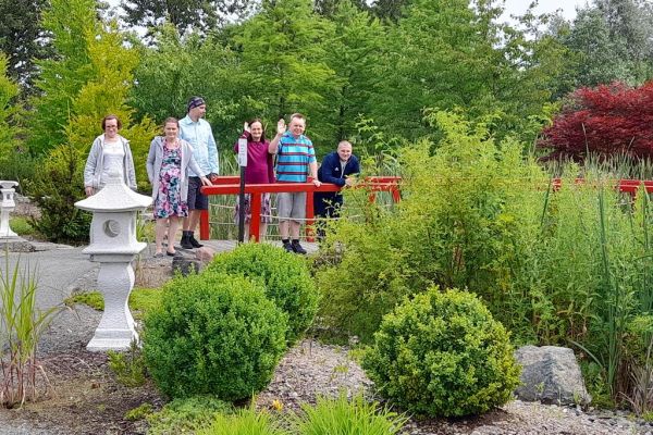 Mieszkańcy na mostku w ogrodzie.