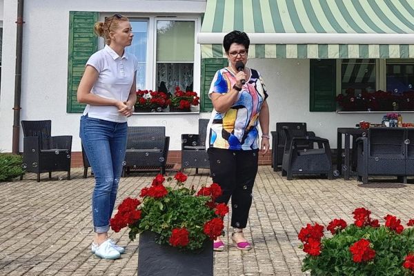 Pani Dyrektor wraz z Panią z CUS z Gminy Słupsk rozpoczynaja piknik witając gości przez mikrofon.