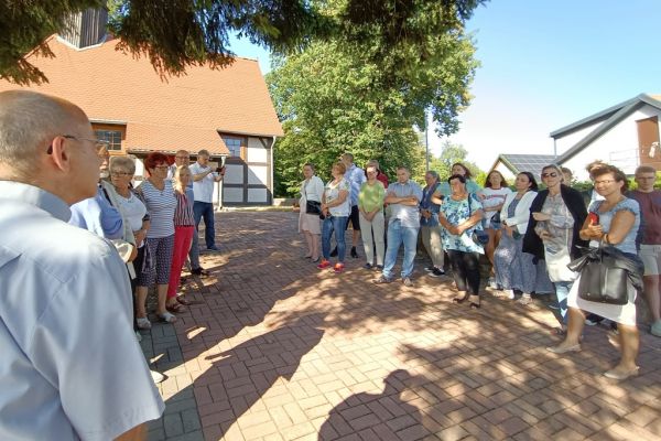 Spacer o tematyce historycznej , na zdjęciu uczestnicy spotkania poetyckiego w Objeździe.