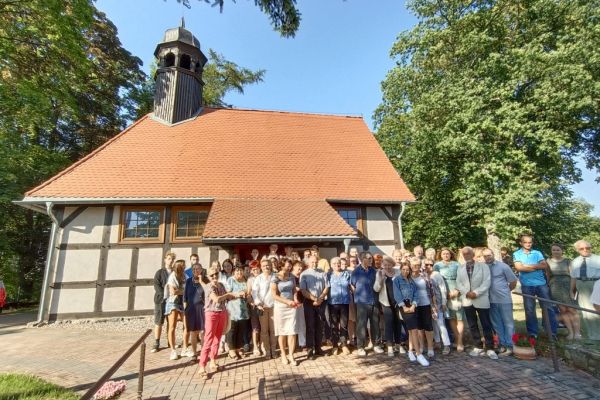 Spacer o tematyce historycznej , na zdjęciu uczestnicy spotkania poetyckiego w Objeździe przed kościołem.