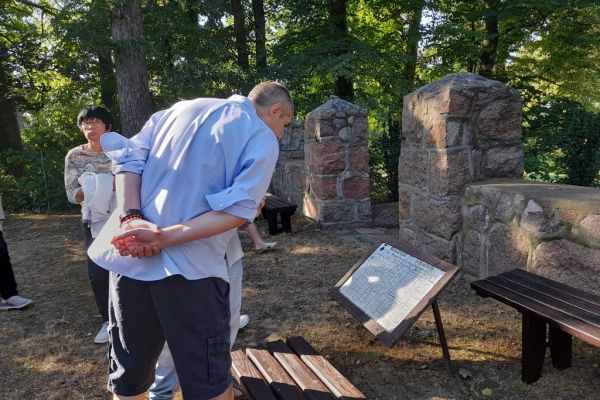 Uczestnik spaceru czyta tablice informacyjną.