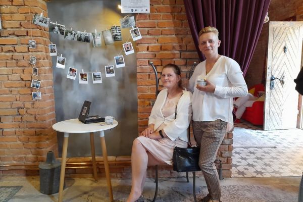 Mieszkanka Domu z Panią bibliotekarka w Starej Gorzelni.