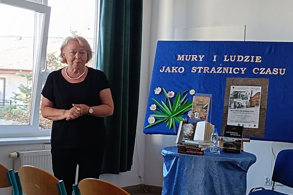 Pani Długoszek przemawia podczas spotkania poetyckiego.
