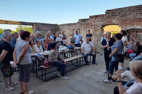 Spacer o tematyce historycznej , na zdjęciu uczestnicy spotkania poetyckiego w Objeździe w Starej gorzelni.