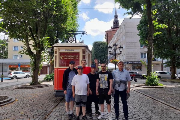 Sześciu mieszkańców przy tramwaju w Słupsku.