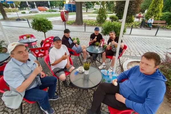 Sześciu mieszkańców na lodach przy stolikach w Słupsku.