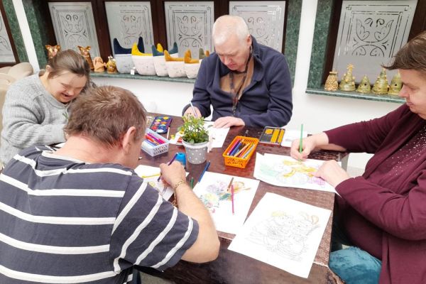 Mieszkańcy rysują.