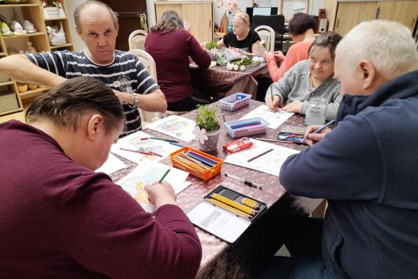 Mieszkańcy rysują.