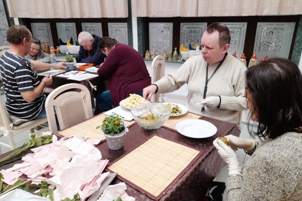 Mieszkańcy obierają gruszki.