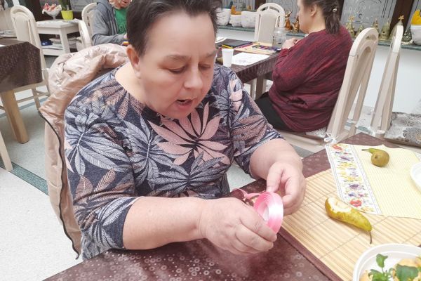 Mieszkanka zwija tasiemkę.