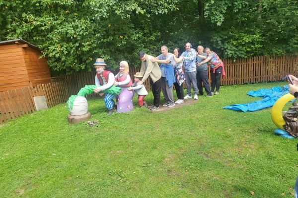 Mieszkańcy udają że ciagną rzepkę w parku miniatur.