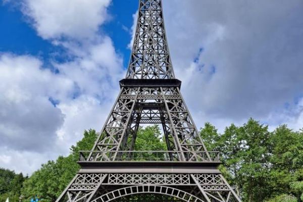 Widok wieży w parku miniatur.