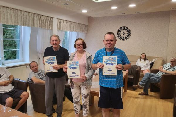 Troje nagrodzonych mieszkańców stoji z dyplomami do zdjęcia.