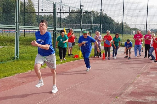 Uczestnicy spartakiady biegną w sztafecie.