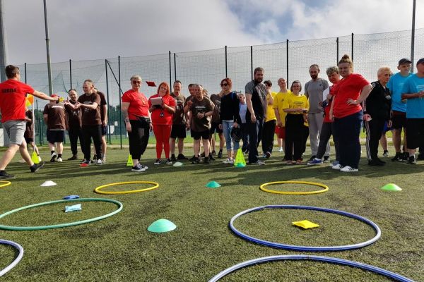 Uczestnicy spartakiady rzucaja woreczkiem.