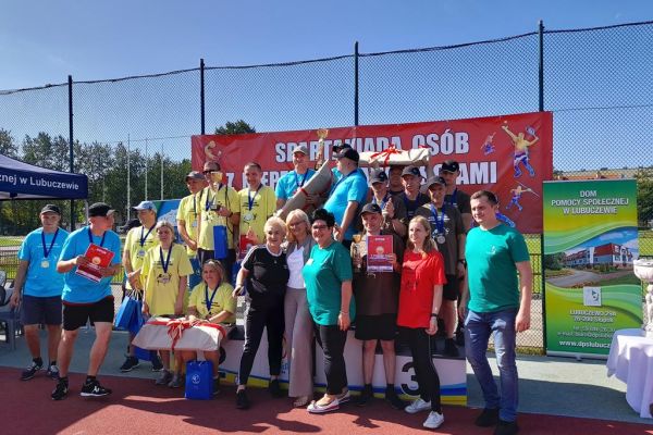 Trzy drużyny wygrane na podium podczas finału spartakiady.