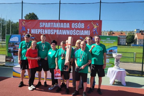 Drużyna z DPS z Lubuczewa wraz z Panią Dyrektor.