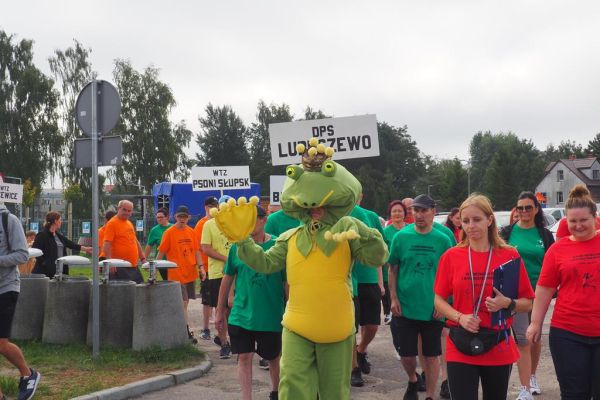 Przemarsz drużyn, prowadzi żabka Lubuś.