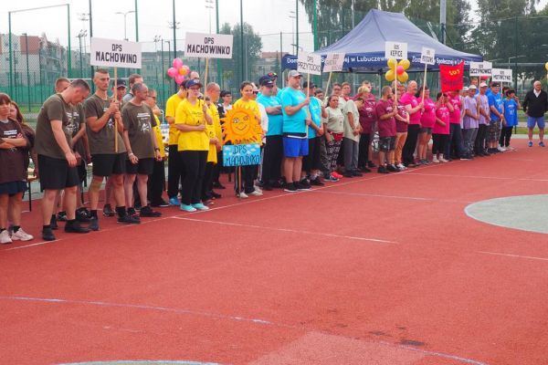 Fragment kilku drużyn ustawionych na rozpoczęciu spartakiady.