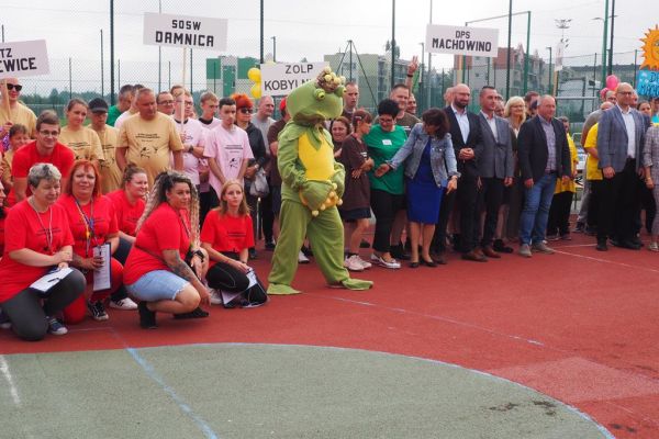 Fragment kilku drużyn ustawionych na rozpoczęciu spartakiady.