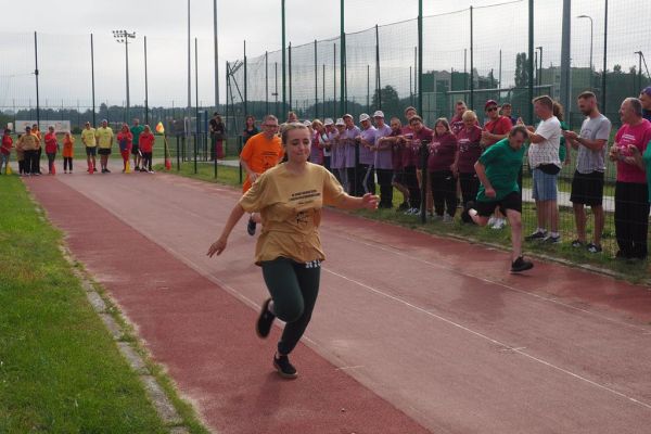 Uczestnicy spartakiady biegną w sztafecie.