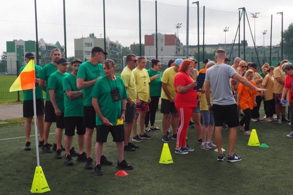 Uczestnicy spartakiady przed startem do biegu z woreczkiem na głowie.