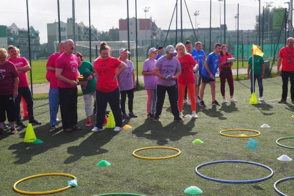 Uczestnicy spartakiady rzucaja woreczkiem.