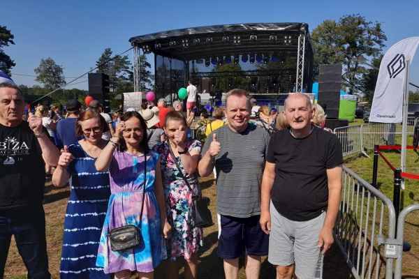 Mieszkańcy podczas pikniku w Korzybiu stoją przed sceną.