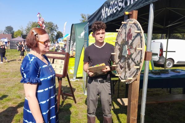 Mieszkanka podczas pikniku w Korzybiu kręci kołem fortuny