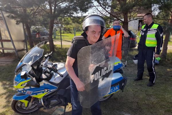 Mieszkaniec podczas pikniku w Korzybiu przebrany za policjanta.