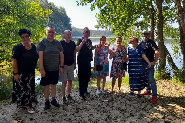 Mieszkańcy wraz z Panią Dyrektor nad jeziorem.