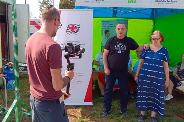 Mieszkańcy podczas pikniku w Korzybiu udzielają wywiadu.