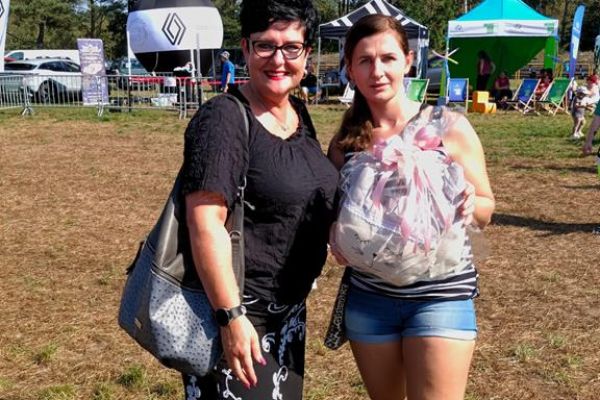 Pani Dyrektor wraz z Panią która wylicytowała poduszki z DPS z Lubuczewa.