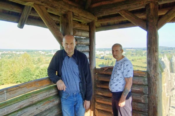 Mieszkańcy na wieży obserwacyjnej.
