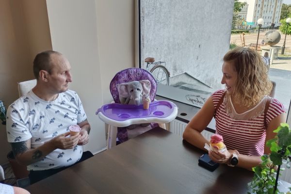 Mieszkaniec z terapeutką w lodziarni.