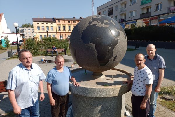 Mieszkańcy przy pomniku kuli ziemskiej.