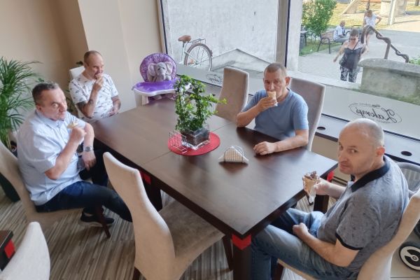 Mieszkańcy w lodziarni.