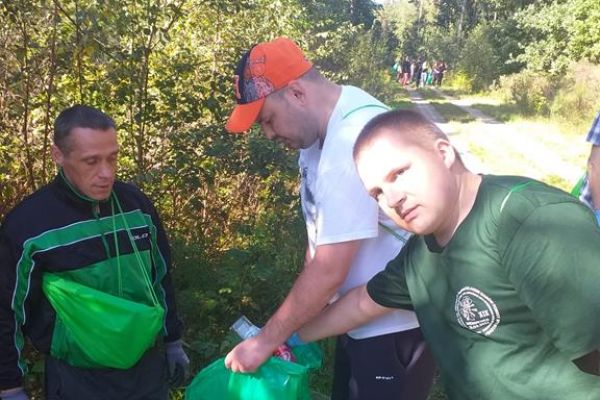 Mieszkańcy sprzątaja las.