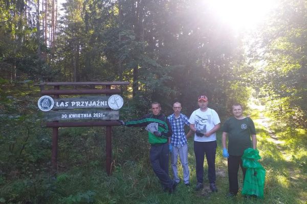 Mieszkańcy sprzątaja las.