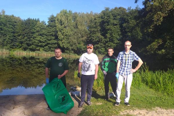 Mieszkańcy sprzątaja las.